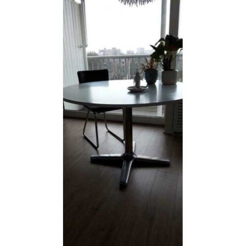 Ronde witte eettafel met 4 zwarte vintage stoelen