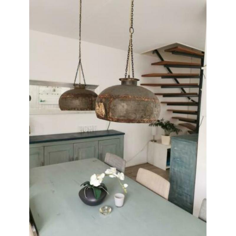 Hanglamp(en) van oude waterkannen