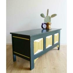 Grote houten vintage kist. Groen met gouden schat/dekenkist