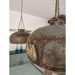 Hanglamp(en) van oude waterkannen