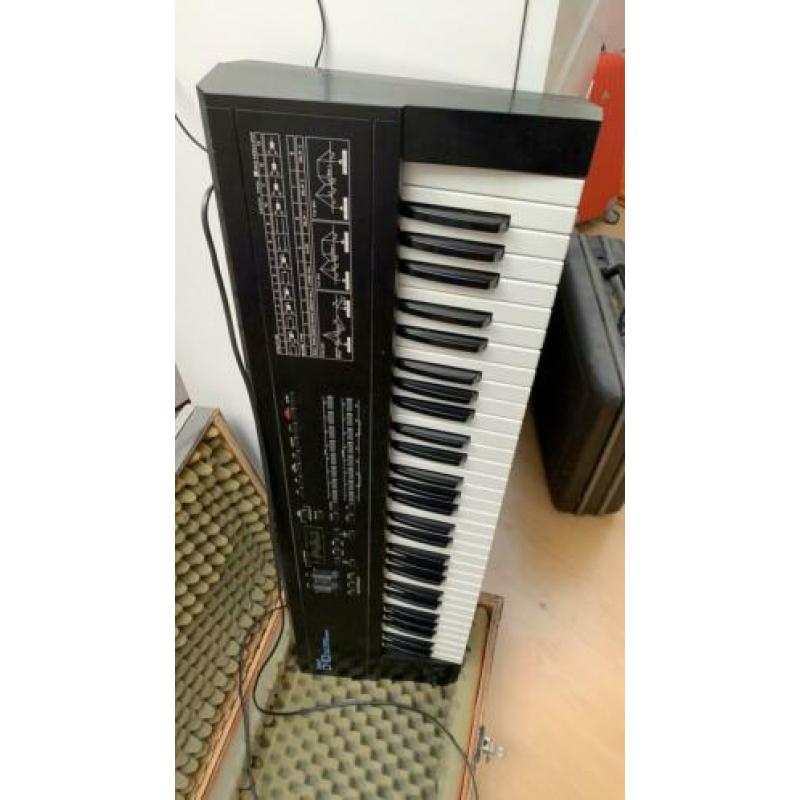 Roland D10 vintage mutitimbral synth met LA synthese