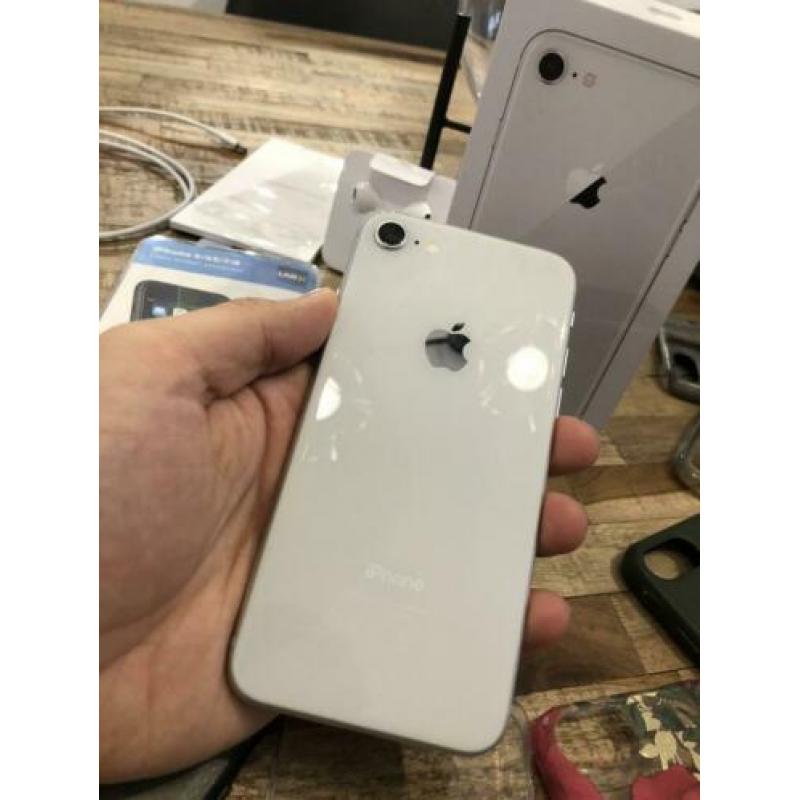 iPhone 8 Wit + Doos + New Screenprotector + Hoesjes!!