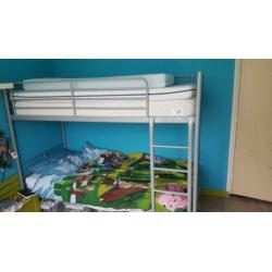 svarta stapelbed