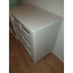 Commode + wandplank voor de babykamer
