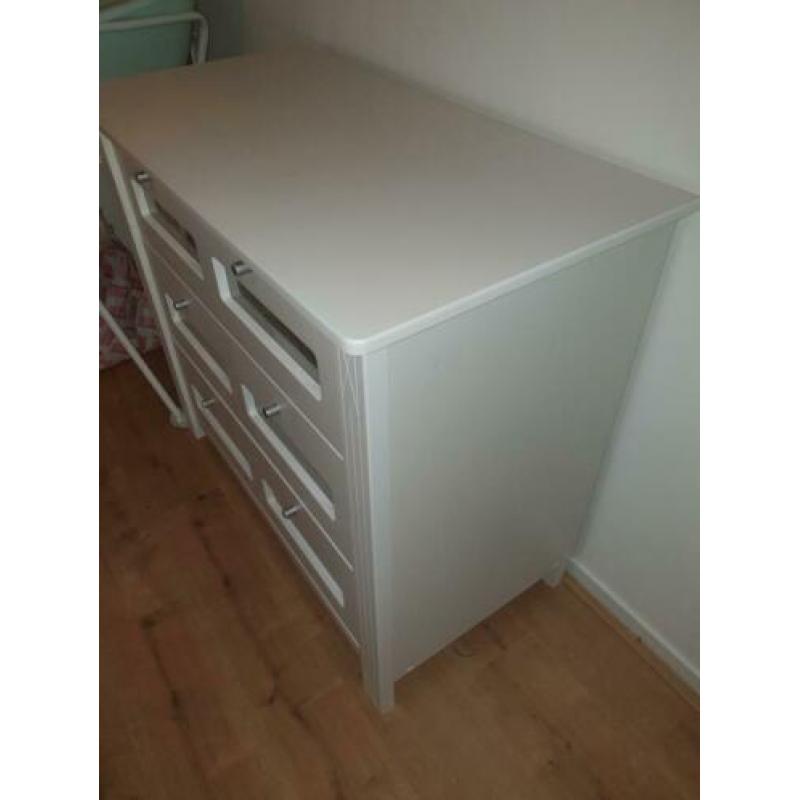 Commode + wandplank voor de babykamer