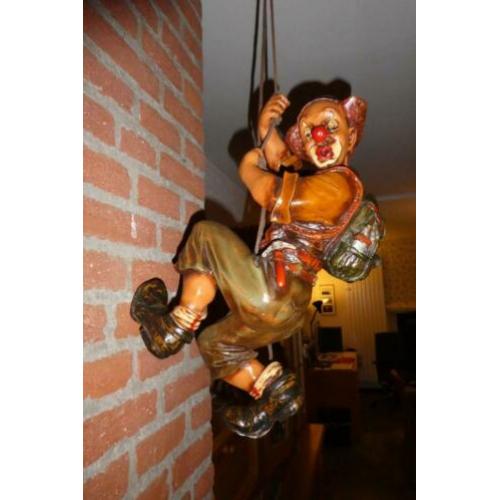 Zeer leuke hangende clown aan koord.