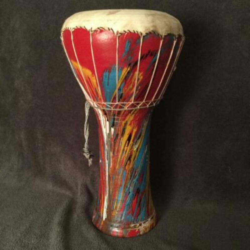 Darbuka trommel uit Maghreb hoogte 45 cm doorsnee 25 cm