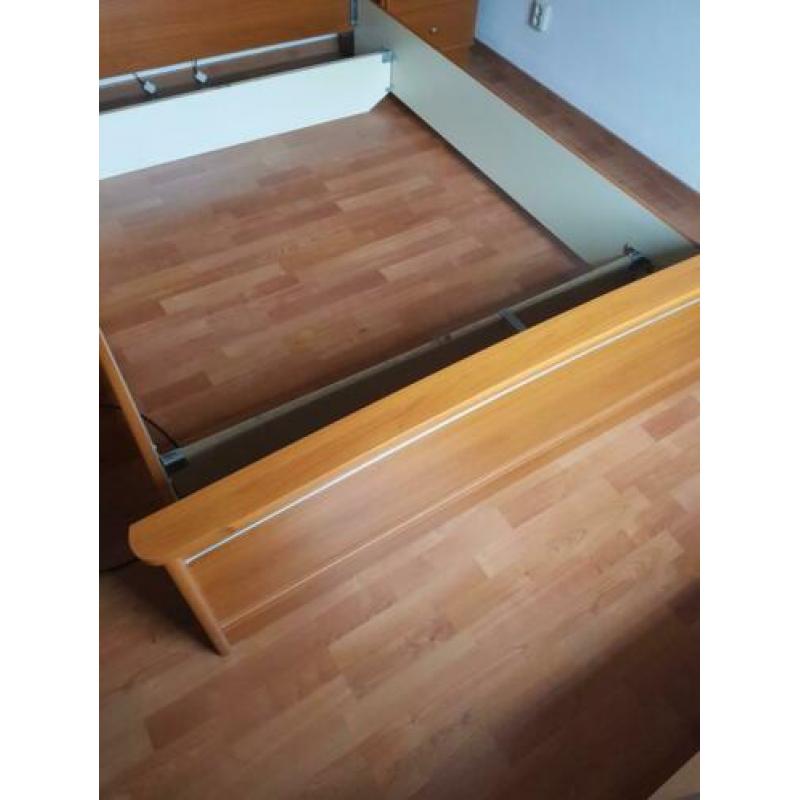 Bed met ombouw + matras + kledingkast
