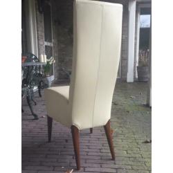 6 roomwitte lederen stoelen. (Echt mooi!).