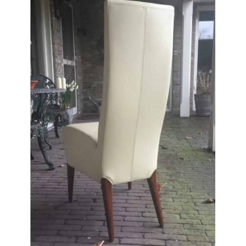 6 roomwitte lederen stoelen. (Echt mooi!).