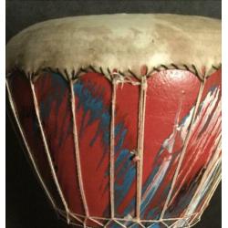 Darbuka trommel uit Maghreb hoogte 45 cm doorsnee 25 cm