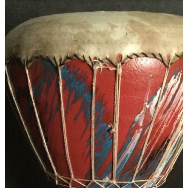 Darbuka trommel uit Maghreb hoogte 45 cm doorsnee 25 cm