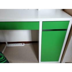 Bureau Micke Ikea met opbouw en bureaustoel