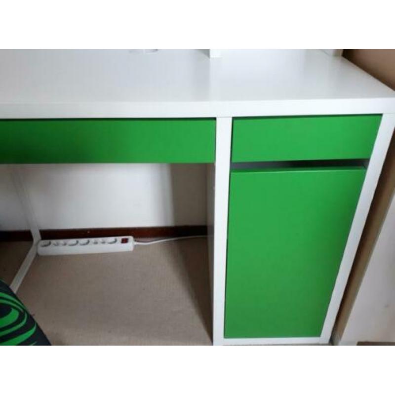 Bureau Micke Ikea met opbouw en bureaustoel