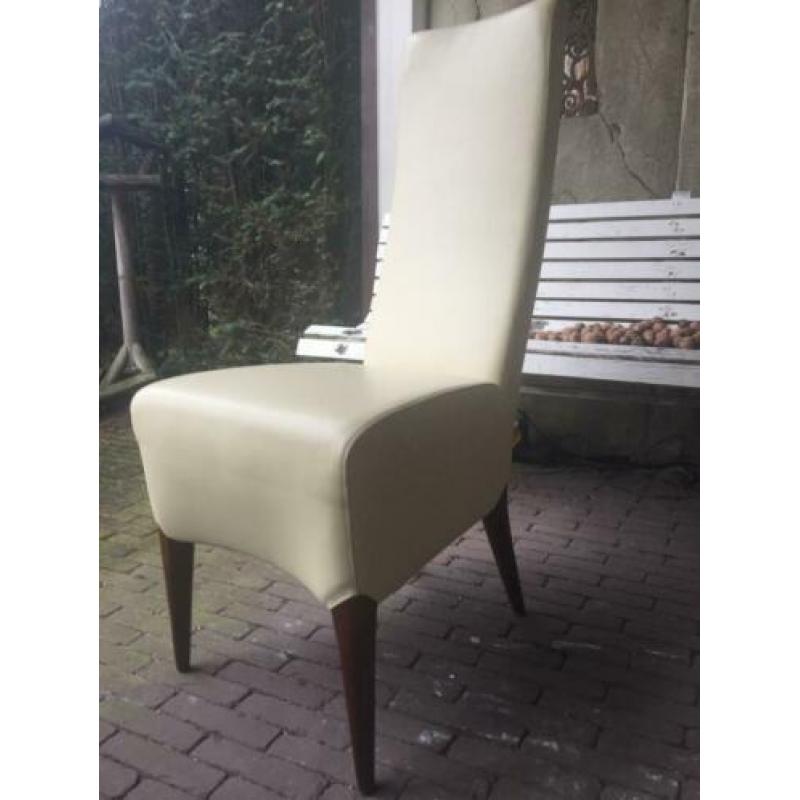 6 roomwitte lederen stoelen. (Echt mooi!).
