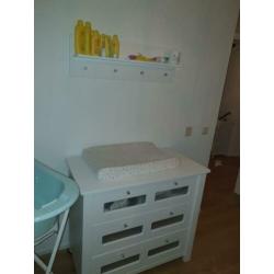 Commode + wandplank voor de babykamer