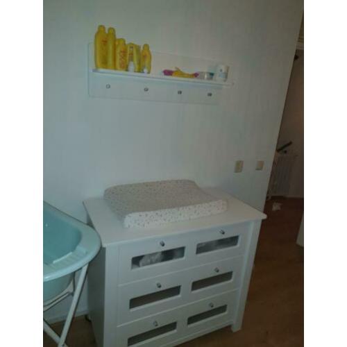 Commode + wandplank voor de babykamer