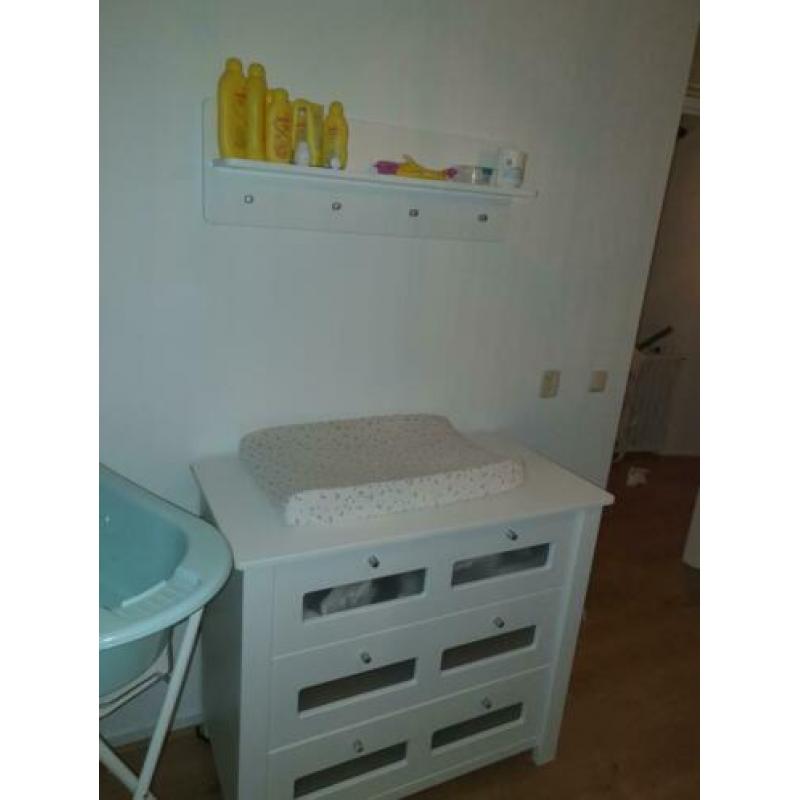 Commode + wandplank voor de babykamer