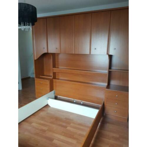 Bed met ombouw + matras + kledingkast
