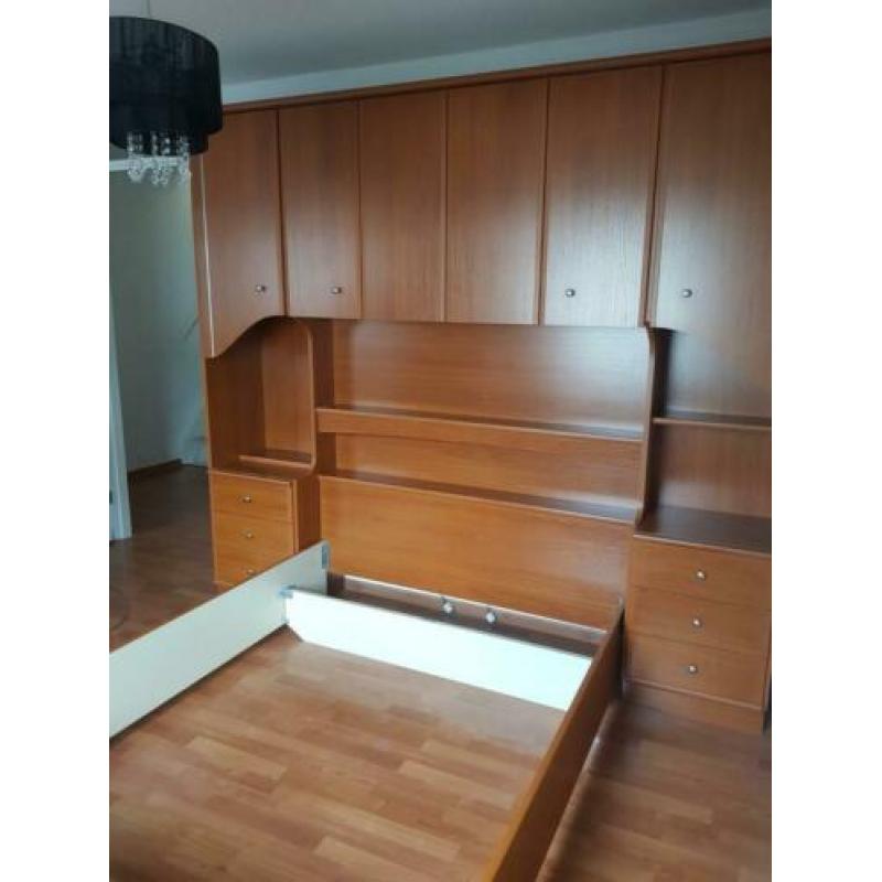Bed met ombouw + matras + kledingkast