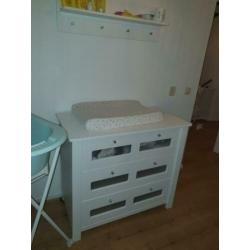 Commode + wandplank voor de babykamer