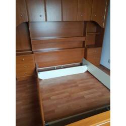 Bed met ombouw + matras + kledingkast