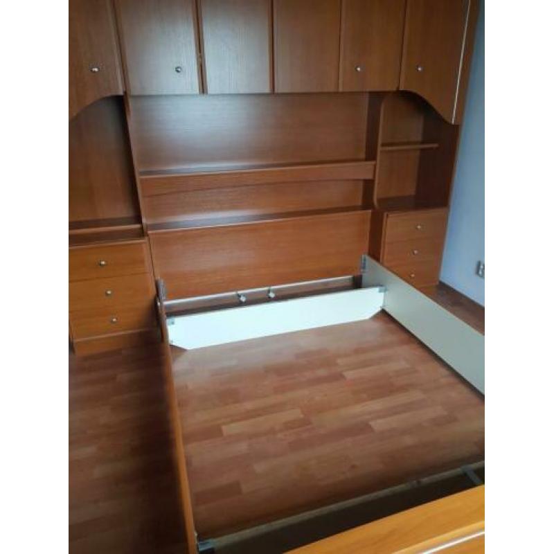 Bed met ombouw + matras + kledingkast