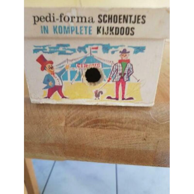 oude pedi-formaschoenendoos,waarvan je een kijkdoos kon make
