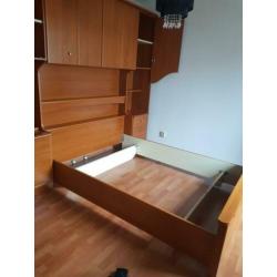 Bed met ombouw + matras + kledingkast