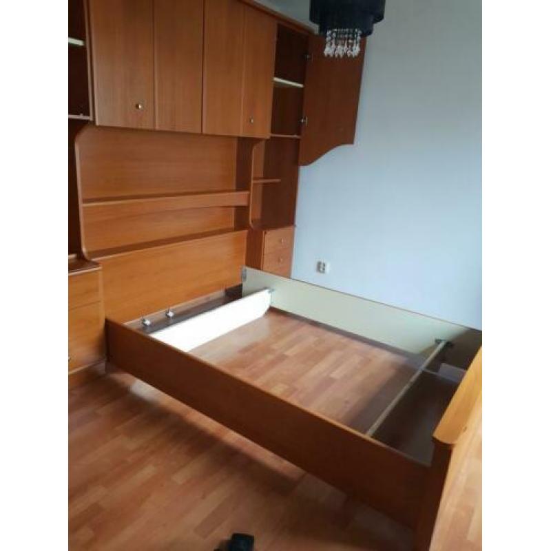 Bed met ombouw + matras + kledingkast