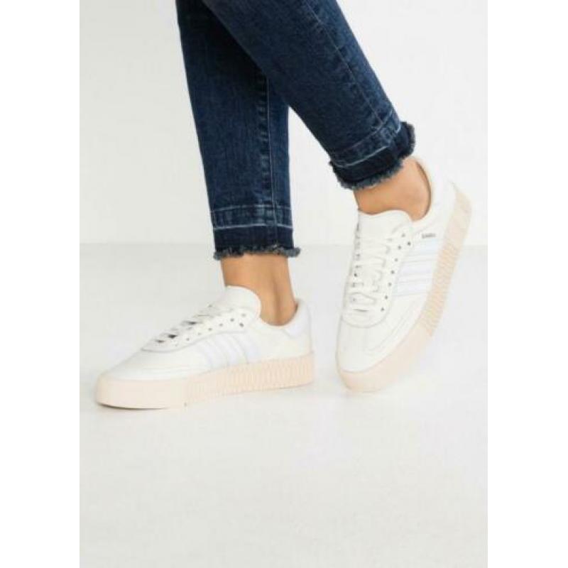 Offwhite sneakers van Adidas in maat 42