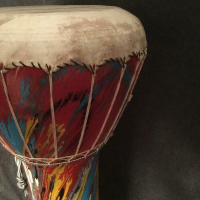 Darbuka trommel uit Maghreb hoogte 45 cm doorsnee 25 cm