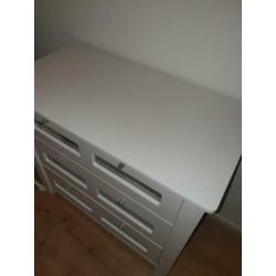 Commode + wandplank voor de babykamer