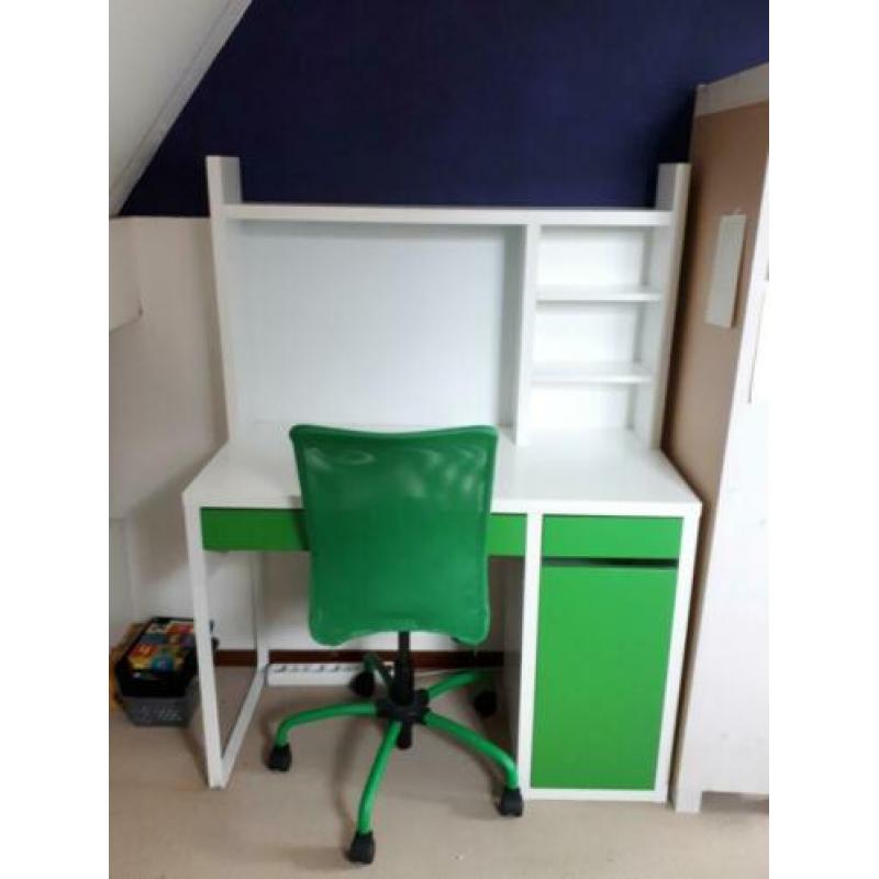 Bureau Micke Ikea met opbouw en bureaustoel