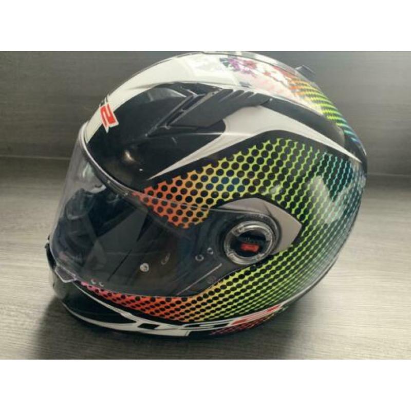 2 Motorhelmen van merk LS2