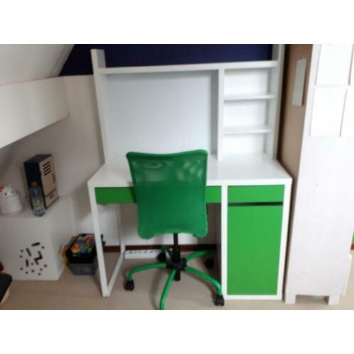 Bureau Micke Ikea met opbouw en bureaustoel