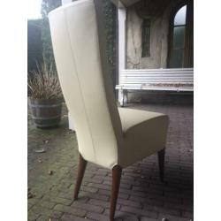 6 roomwitte lederen stoelen. (Echt mooi!).