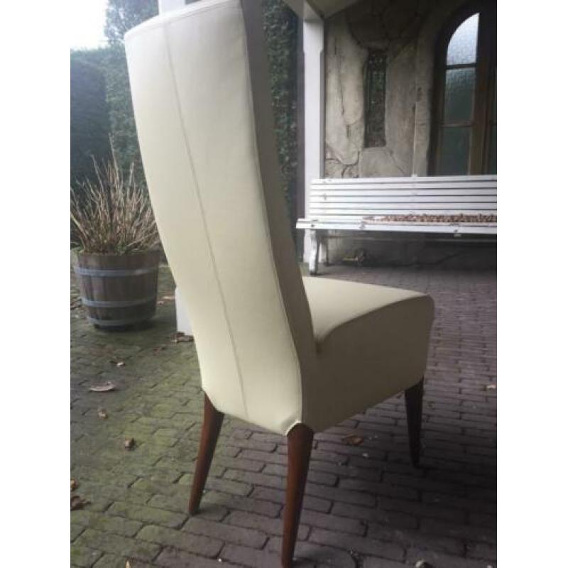 6 roomwitte lederen stoelen. (Echt mooi!).