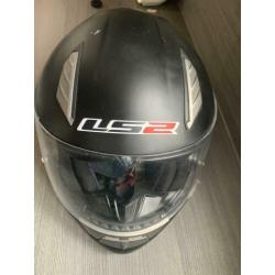 2 Motorhelmen van merk LS2