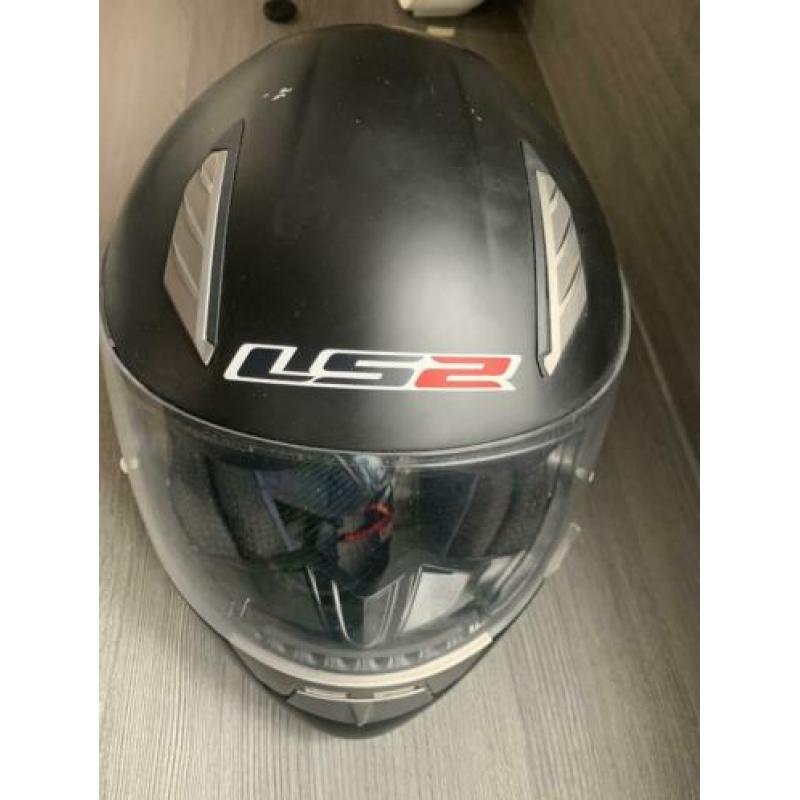 2 Motorhelmen van merk LS2