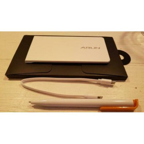 Arun powerbank 0,6 cm dik! 3000 mAh nieuw