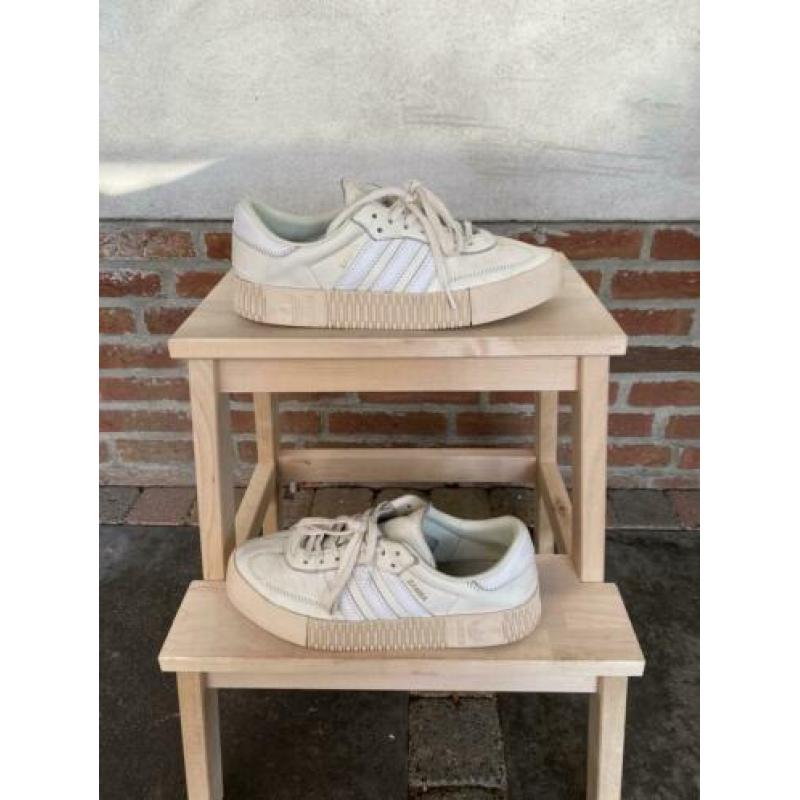 Offwhite sneakers van Adidas in maat 42