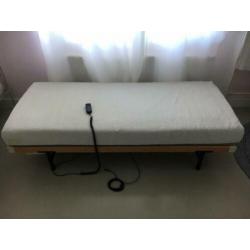 Elektrisch bed, verstelbaar 90x210, 2x beschikbaar.