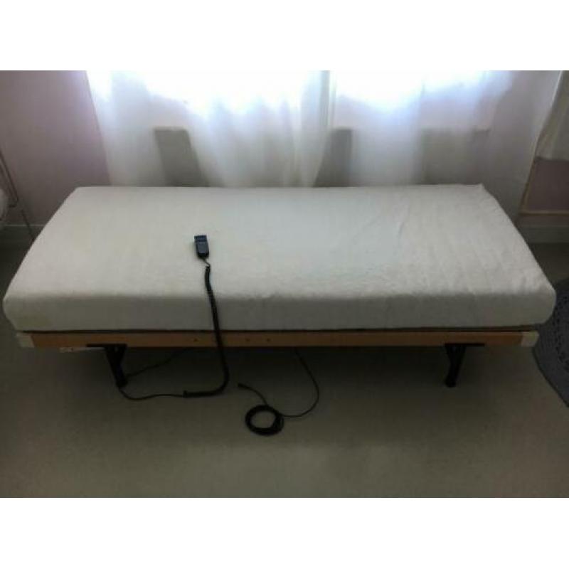 Elektrisch bed, verstelbaar 90x210, 2x beschikbaar.