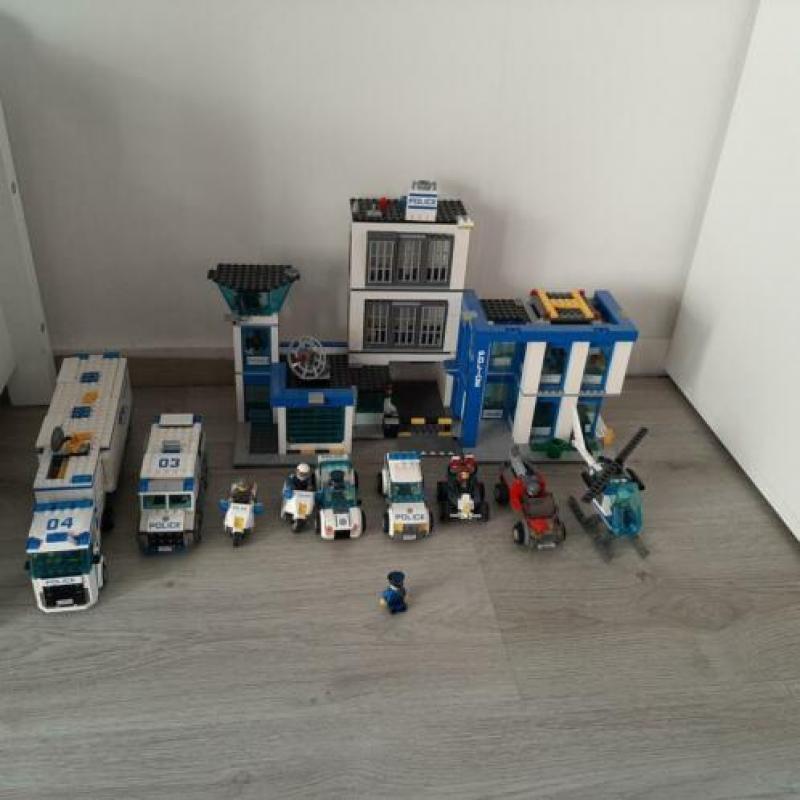 compleet politiebureau met bouwtekeningen.
