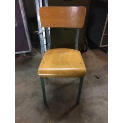 Vintage school stoel voor kind van 8-12
