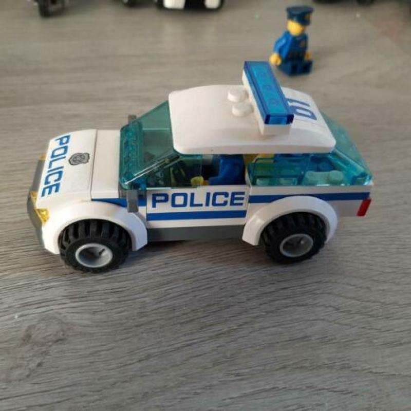 compleet politiebureau met bouwtekeningen.