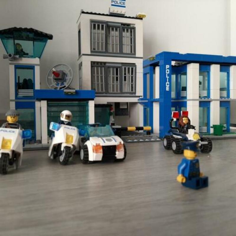 compleet politiebureau met bouwtekeningen.