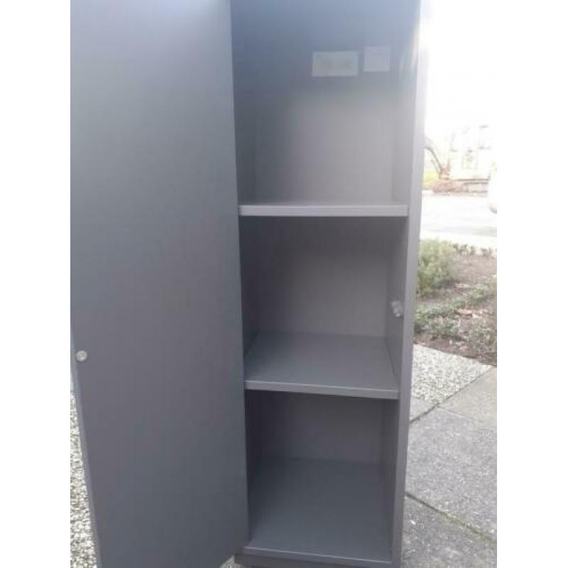 Twee Ikea kasten in grijs, nauwelijks gebruikt