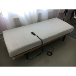 Elektrisch bed, verstelbaar 90x210, 2x beschikbaar.